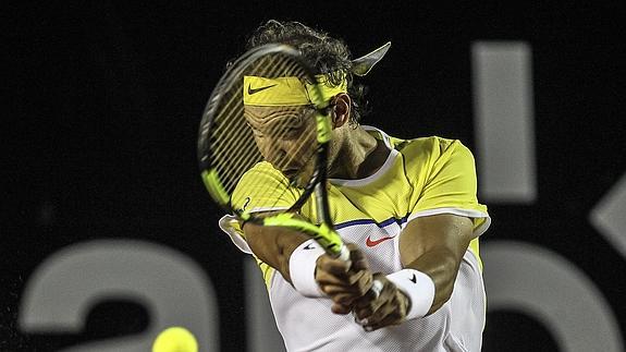 Rafa Nadal en una acción del partido ante Pablo Carreño.