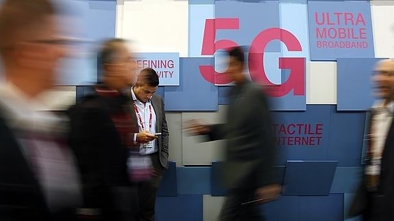 Cartel con la leyenda 5G en el Mobile World Congress en Barcelona.