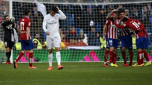 Futbolistas del Atlético de Madrid celebran su gol en el Santiago Bernabéu. 