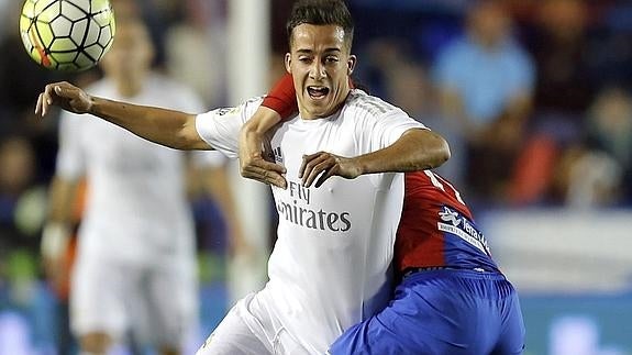 Lucas Vázquez (i), ante el Levante. 