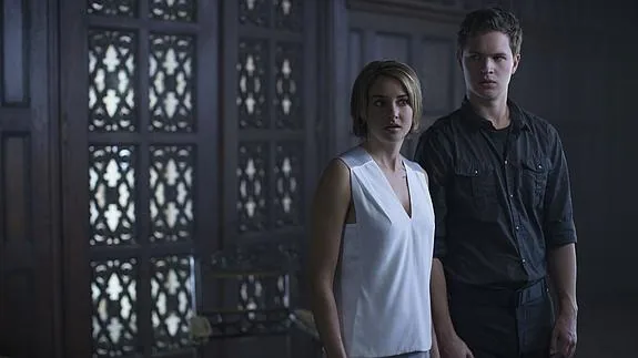 Shailene Woodley, junto a su compañero de reparto en 'Divergente: leal'.