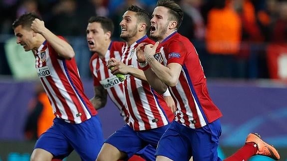 Los futbolistas del Atlético celebran la victoria. 