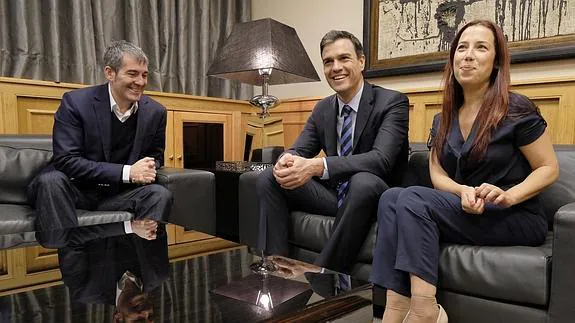 El secretario general del PSOE, Pedro Sánchez (c), junto al presidente del Gobierno de Canarias, Fernando Clavijo. 