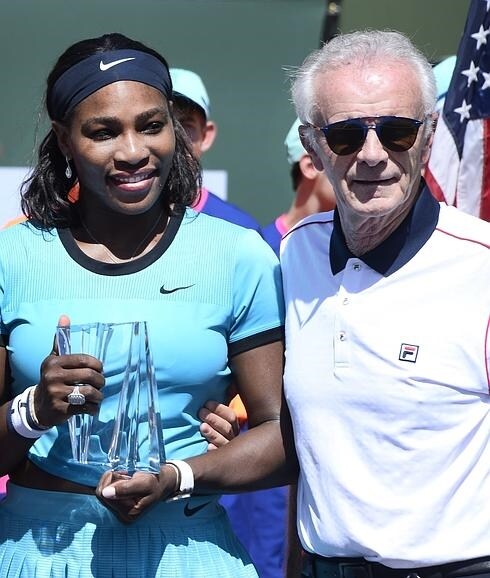 Raymond Moore, junto a Serena Williams. 