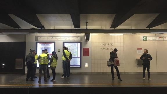 Pasajeros en un andén de la estación de metro de Maelbeek tras su reapertura. 