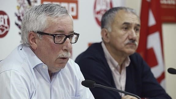 Los secretarios generales de CC OO, Ignacio Fernández Toxo (izq.), y de UGT, Pepe Álvarez.