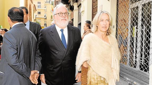 Miguel Arias Cañete, con su esposa, Micaela Domecq. 