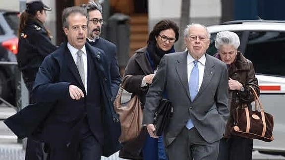 El matrimonio Pujol (dcha.), llegando a la Audiencia Nacional. 