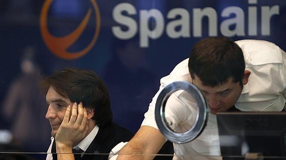 Empleados de Spanair antes de anunciarse el cese de la compañía. 