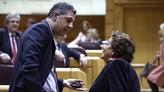 Xavier García Albiol habla con Rita Barberá durante un pleno del Senado. 