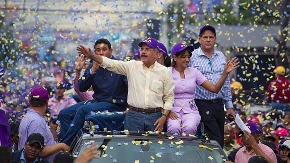 Danilo Medina, saludando a sus seguidores. 