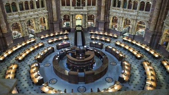 Imagen de la bella sala principal de lectura en el edificio histórico de la Biblioteca.