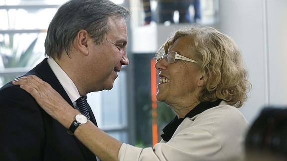 Miguel Carmona saluda a la alcaldesa de Madrid. 