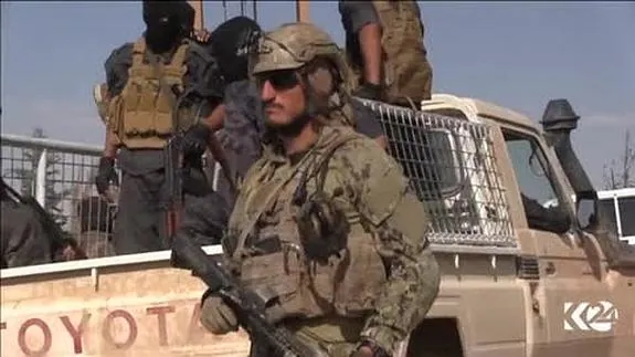 Salen a la luz imágenes de soldados americanos con emblemas kurdos en sus uniformes.