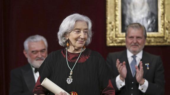 Clara Janés, durante su discurso de ingreso en la RAE.