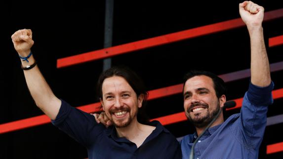 Pablo Iglesias y Alberto Garzón durante un acto electoral de Unidos Podemos en Barcelona.