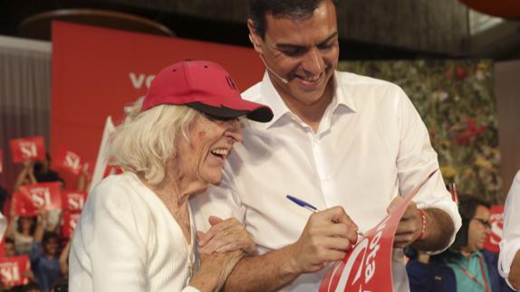 Sánchez firma un autógrafo a una simpatizante.