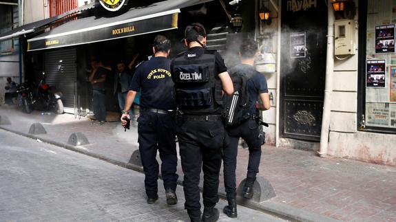 La policía turca dispara gases lacrimógenos.