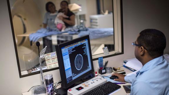 Médicos escanean el cerebro de un recién nacido para detectar un posible caso de microcefalia en Brasil. 