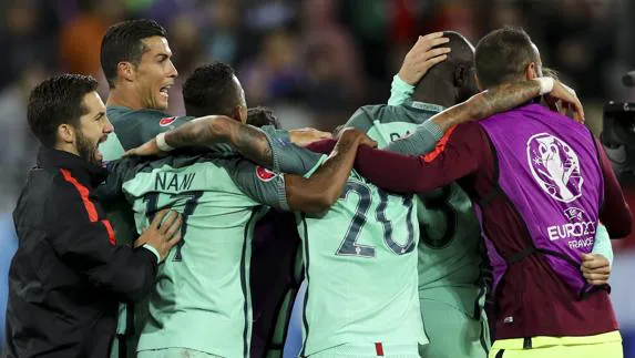 La selección portuguesa celebra su pase a cuartos. 