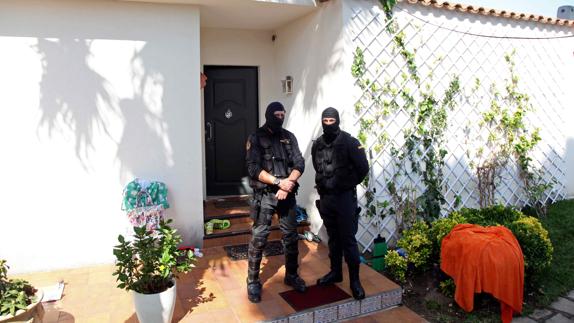 Agentes de la Guardia Civil ante un chalet de la urbanización Vilafortuny.