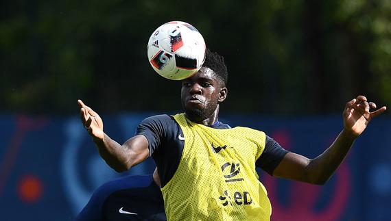 Samuel Umtiti, entrenando con la selección francesa durante la Eurocopa de Francia. 