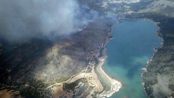 Fotografía facilitada por los retenes de extinción de incendios del fuego en Liétor (Albacete).