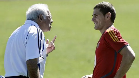 Aragonés habla a Casillas en un entrenamiento de la selección. 