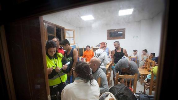 Imagen del centro habilitado en Garachico, Tenerife, para atender a los afectados del derrumbe. 