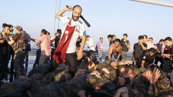 Partidarios de Erdogan custodian a militares involucrados en el golpe fallido. 