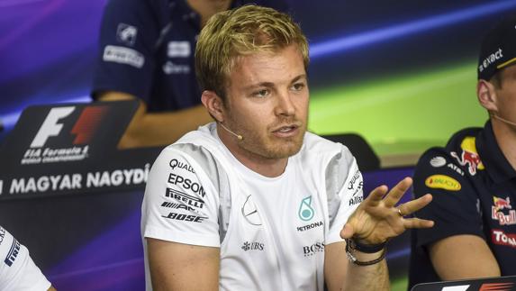 Rosberg, en plena rueda de prensa. 