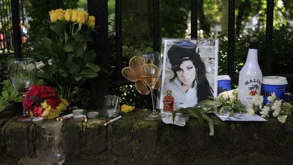 Flores en el domicilio de la artista británica Amy Winehouse fallecida en 2011.