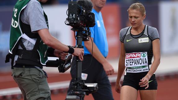 Stepanova abandona una competición. 
