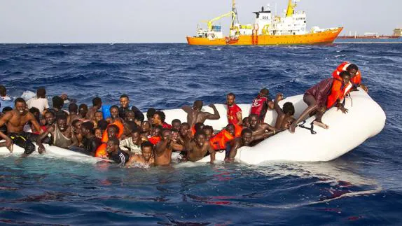 Una lancha de inmigrantes procedentes de África llega a Lampedusa.