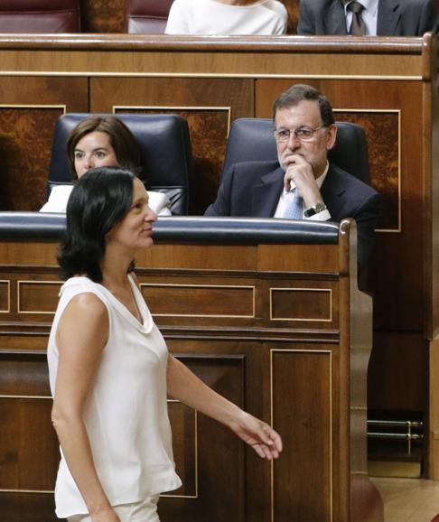 Bescansa pasa ante el presidente del Gobierno en funciones, Mariano Rajoy. 