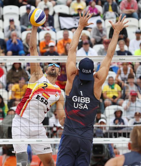 Adrián Gavira (izq), durante el partido. 