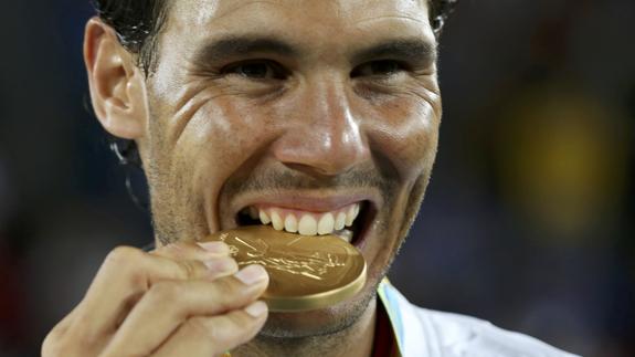 Rafa Nadal muerde su medalla de oro. 