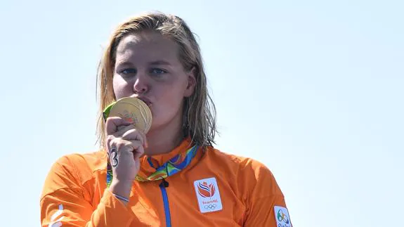 Sharon Van Rouwendaal besa su medalla de oro. 