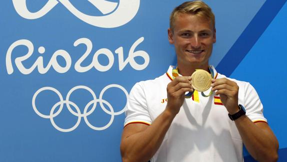 Marcus Walz posa con la medalla de oro. 