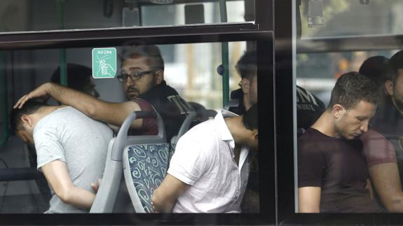 Policías turcos escoltan a los soldados detenidos tras el golpe de Estado fallido.