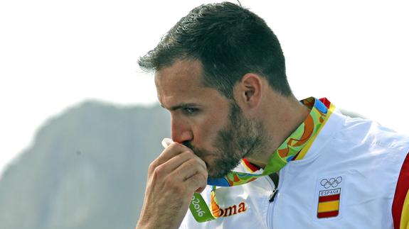 Saúl Craviotto besa el bronce que haconseguido en K1 200 metros de los Juegos Olímpicos de Río 2016. 