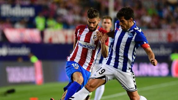 Carrasco  (i) intenta desbordar a Manu García. 