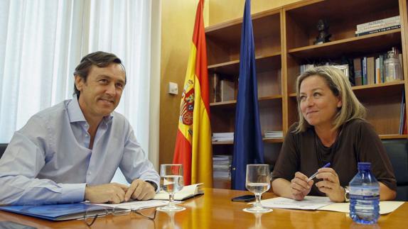 El portavoz parlamentario del PP, Rafael Hernando, y la diputada de Coalición Canaria, Ana Oramas. 