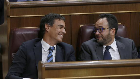 Pedro Sánchez y Antonio Hernando, durante la sesión de investidura. 