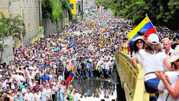 Concentración de opositores en las calles de Caracas.