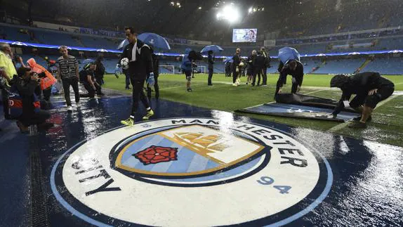 Bravo abandona la sesión de entrenamiento del equipo debido a las fuertes lluvias. 