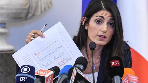 La alcaldesa de Roma, Virginia Raggi, presenta sus cuentas. 