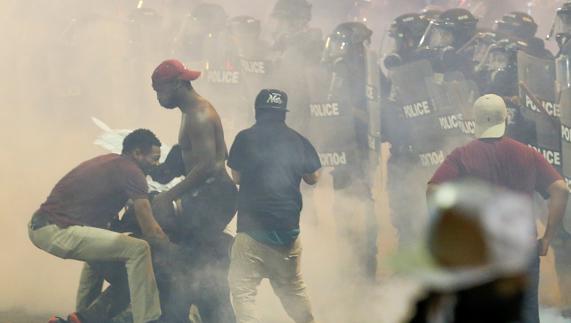 La policía dispersa a los manifestantes con gases lacrimógenos en Charlotte, Carolina del Norte.