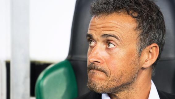 Luis Enrique, durante el partido en Moenchengladbach.