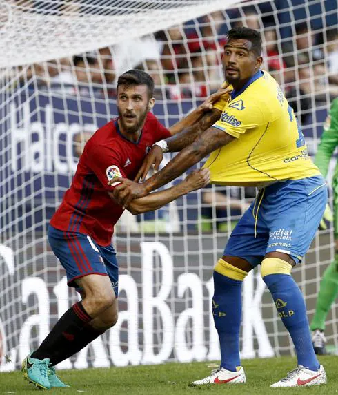 Oier y Boateng forcejean. 